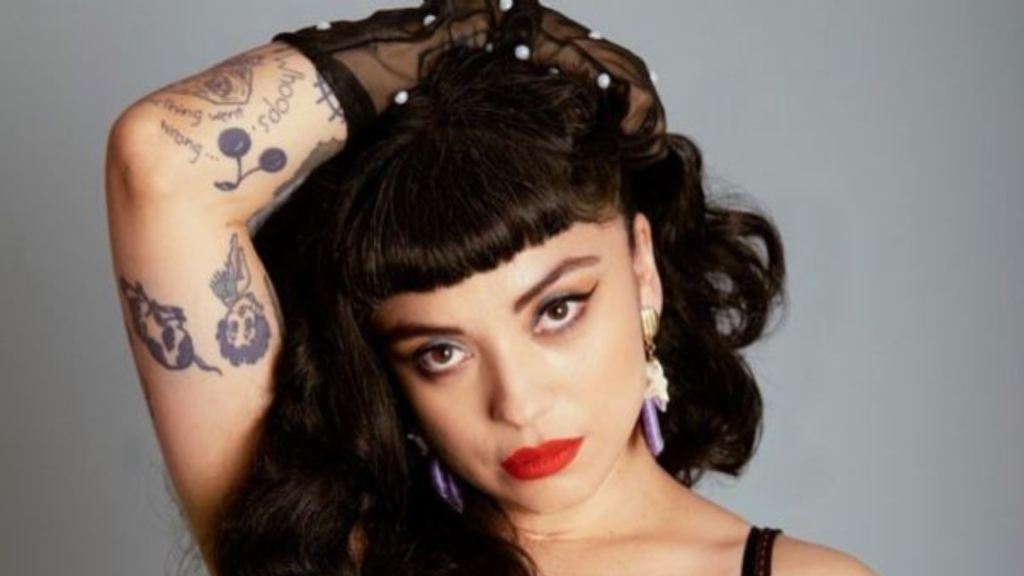 La cantautora chilenomexicana, Mon Laferte será homenajeada por la Academia Latina de la Grabación.