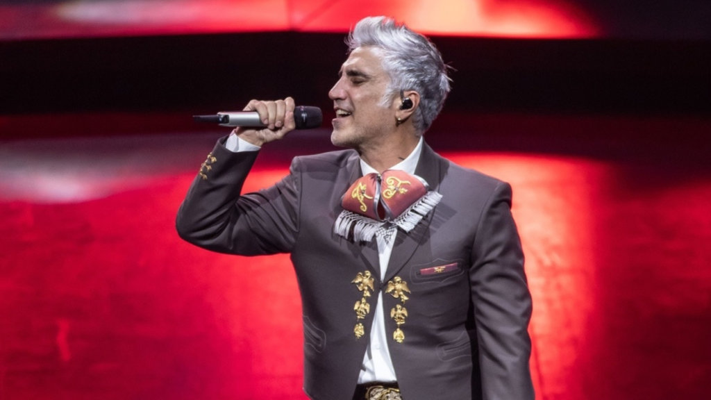 El cantante mexicano, Alejandro Fernández interpretó su controversial tema "Mátalas" a pesar de la insistencia de sus seguidores.