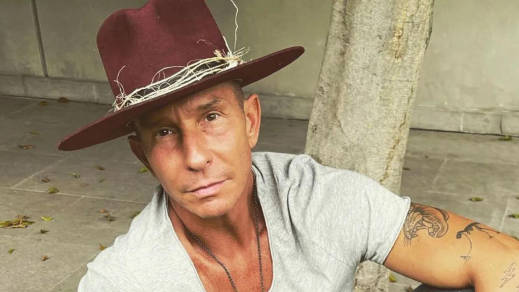 El ex integrante de la banda de pop mexicana, Timbiriche, Erik Rubín enfrentó a los medios sobre el rumor del romance con Mónica Noguera.