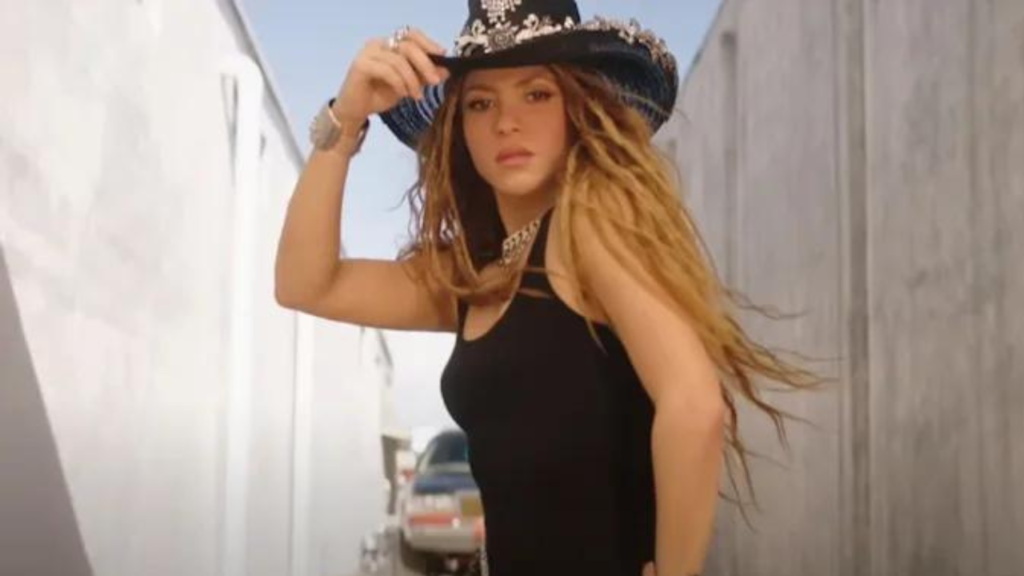 Actriz asegura que la cantante colombiana, Shakira “robó” sus pasos para usarlos en el video musical de "El jefe", su más reciente colaboración con Fuerza Régida.