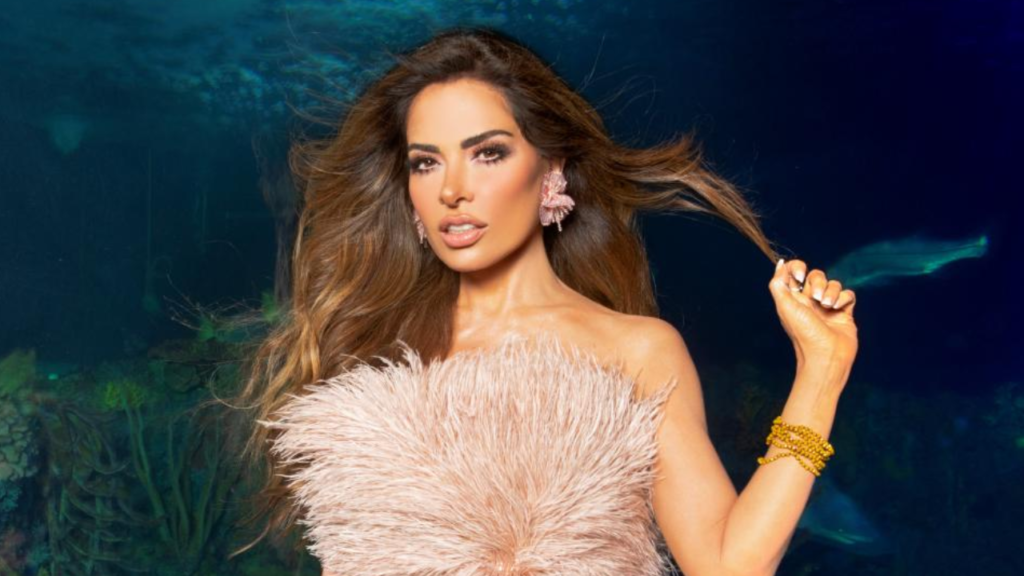 La diva mexicana Gloria Trevi, estrenó este jueves 28 de septiembre su más reciente material discográfico con nuevas versiones de sus éxitos.