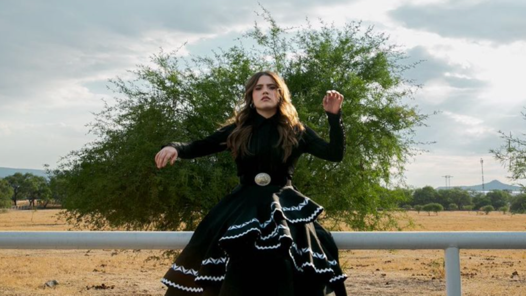 La cantante de 25 años, Camila Fernández se presentó en el Festival Arre cantando uno de los más grandes éxitos de su abuelo Vicente Fernández.