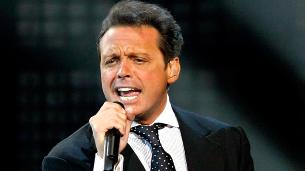 El famoso cantante, Luis Miguel ha sido nombrado recientemente como el artista más exitoso en la música nacional según Billboard.