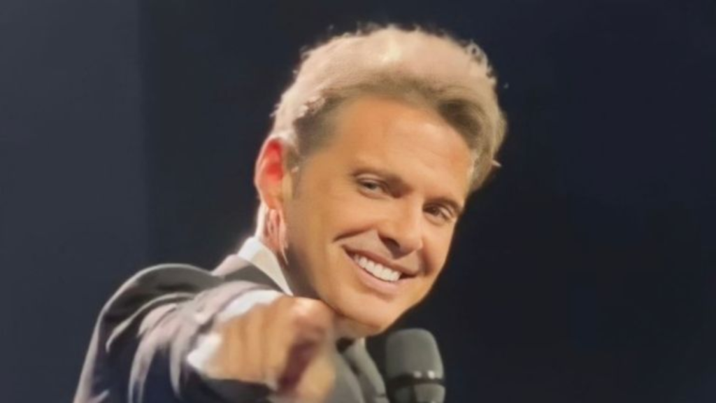 El famoso cantante mexicano, Luis Miguel apareció en una fotografía donde algunos internautas aseguran que no es él.