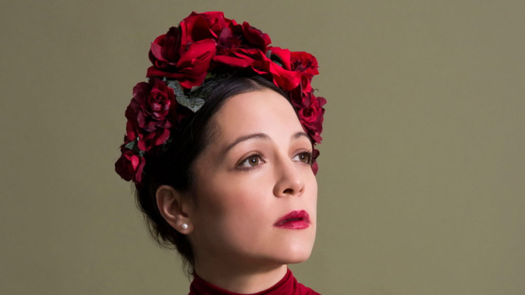 La famosa cantante mexicana, Natalia Lafourcade se impuso ante importantes figuras de la música, siendo galardonada con tres premios.