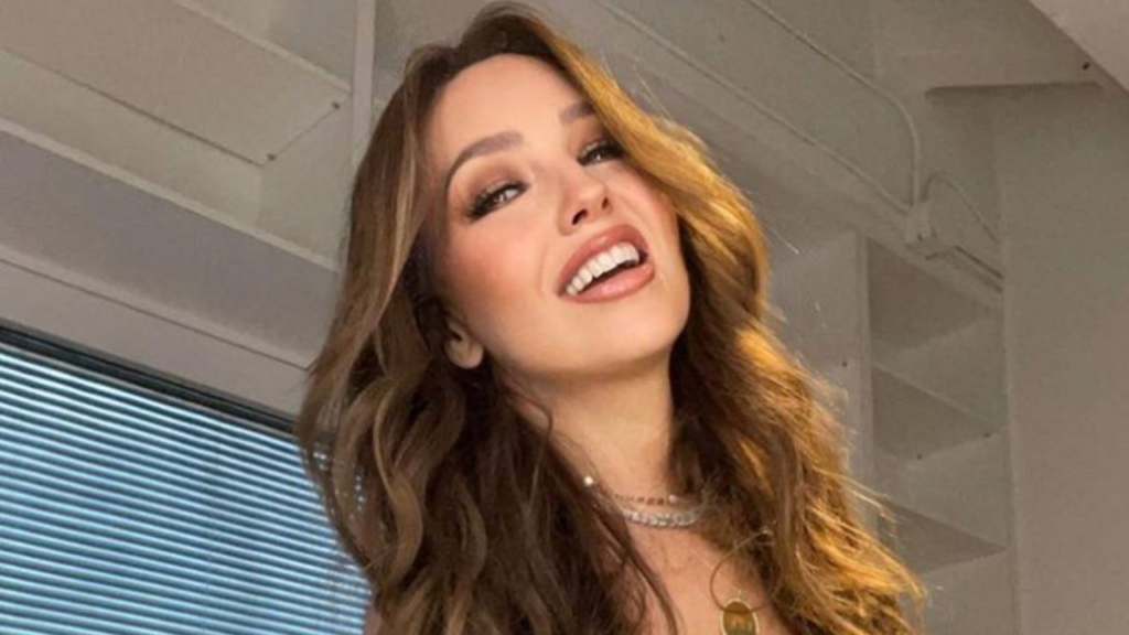 La cantante mexicana, Thalía confirmó que colaborará con la hija de Pepe Aguilar, Ángela Aguilar, tema con el que regresará a la música regional mexicana.