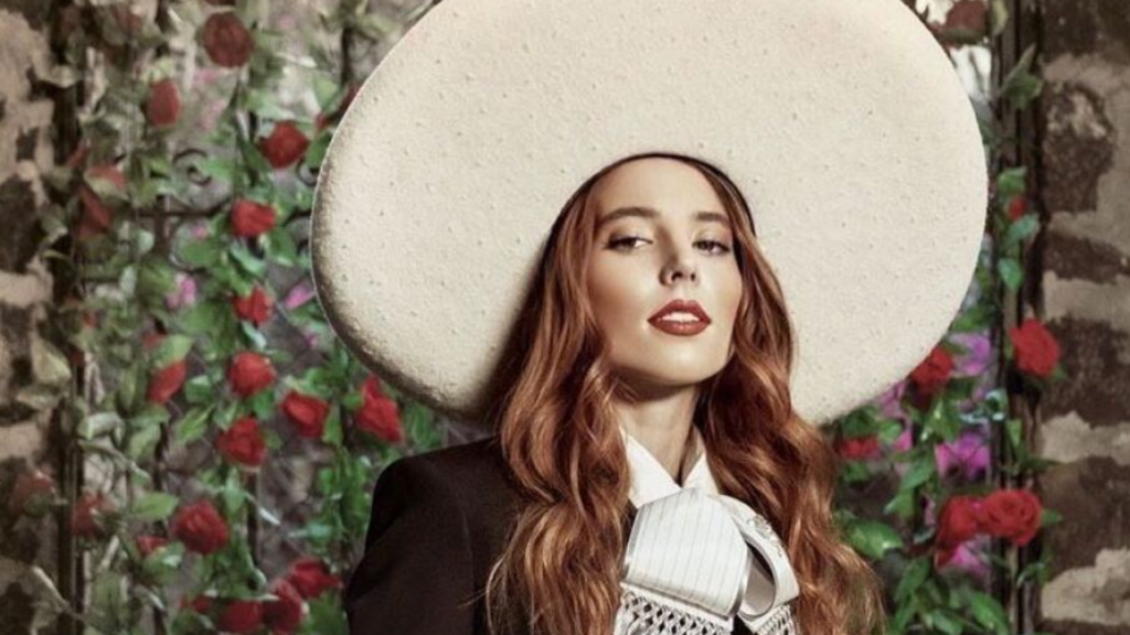 La famosa cantante de rancheras, Majo Aguilar interpretó el Himno Nacional Mexicano en un evento deportivo en donde la compararon con su prima, Ángela Aguilar.