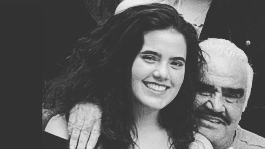 La famosa cantante mexicana Camila Fernández aseguró que tuvo contacto con su abuelo, el legendario cantante Vicente Fernández.