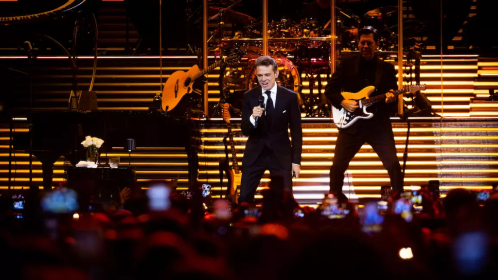 Luis Miguel, tras cinco años de ausencia de los escenarios de la Ciudad de México, regresó triunfalmente ante sus ansiosos seguidores.