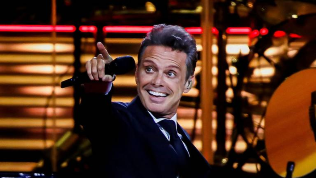 El reconocido cantante Luis Miguel finalmente ha llegado a territorio nacional junto con su pareja, Paloma Cuevas, y su equipo de trabajo.