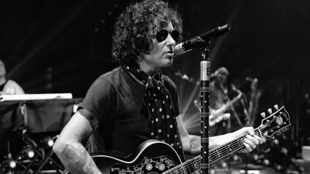 Enrique Bunbury, el reconocido cantante español sorprendió a sus fans al presentar fallas en un concierto de América Latina.