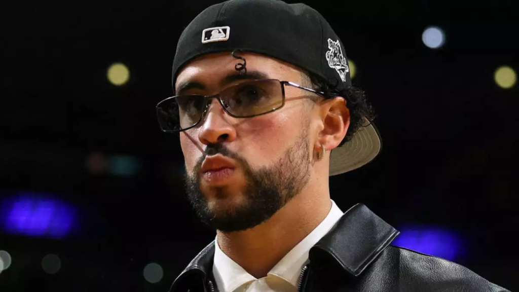 Bad Bunny hizo una aparición sorpresa durante un concierto en Puerto Rico para respaldar a un amigo del género urbano.