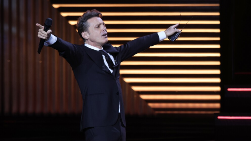 Luis Miguel continúa brillando con fuerza en la escena musical, consolidándose como uno de los artistas más destacados de todos los tiempos.