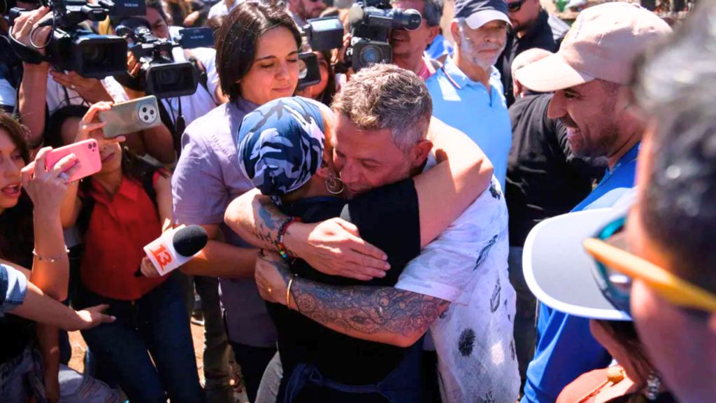 Alejandro Sanz, ha demostrado solidaridad al visitar las áreas afectadas por el devastador incendio en la región de Valparaíso.