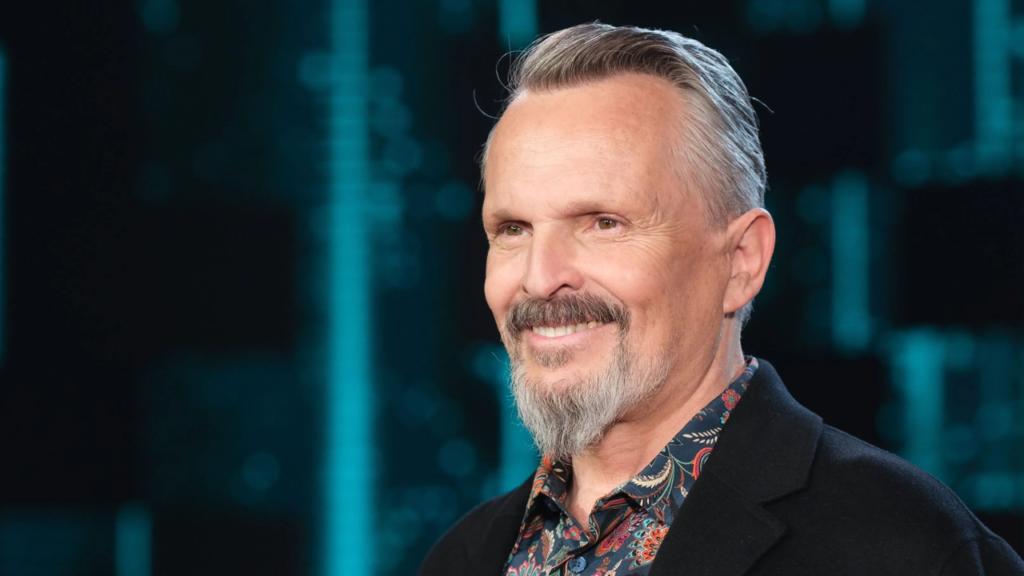 Miguel Bosé, el reconocido cantante de 67 años, generó controversia al asistir a una misa en honor a la productora Tina Galindo.
