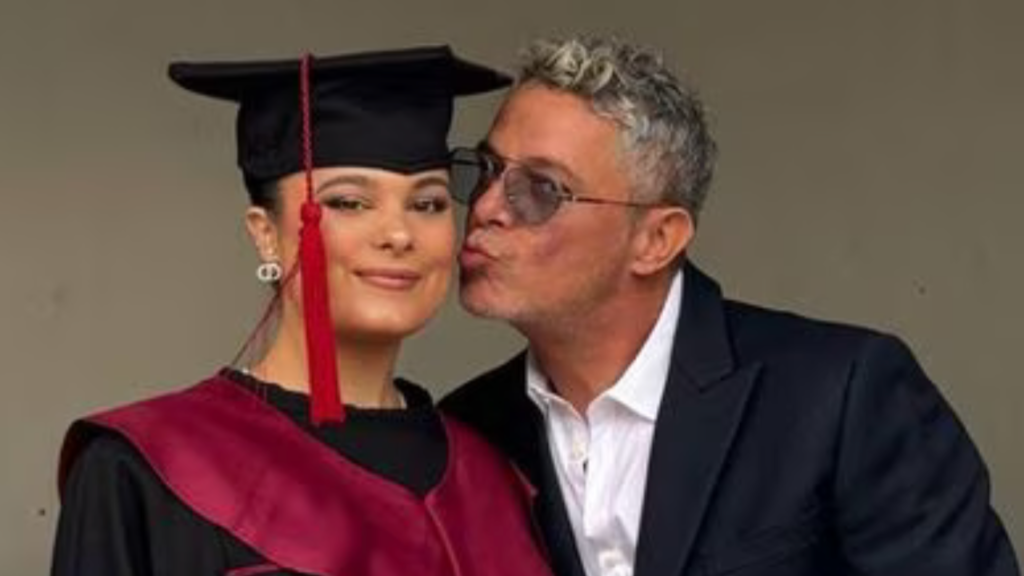 Alejandro Sanz protagonizó un emotivo momento al sorprender a su hija mayor, Manuela, durante su graduación.