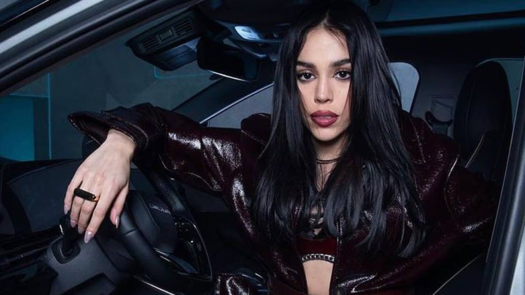 Danna Paola, la talentosa actriz y cantante, continúa sorprendiendo a sus seguidores con su evolución artística. 