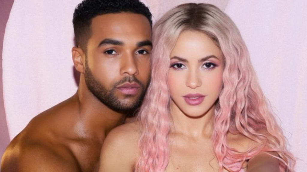 Shakira ha causado sensación en las redes sociales luego de compartir una serie de fotos junto al actor Lucien Laviscount.