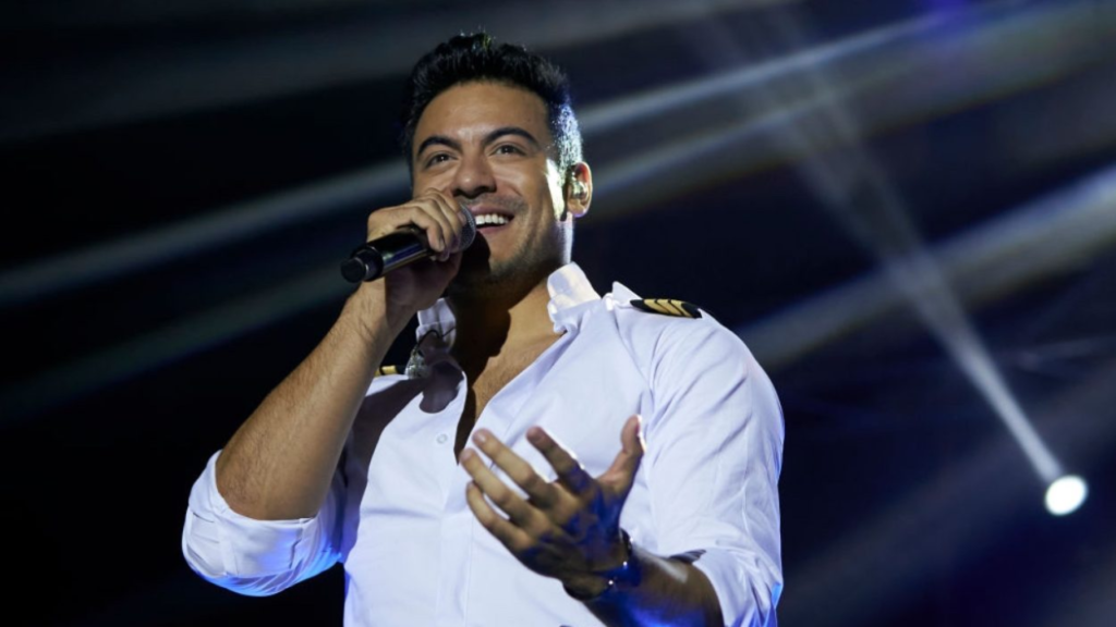 Carlos Rivera ha estado en el centro de la polémica en las redes sociales debido a su reciente actuación y elección de vestuario. 