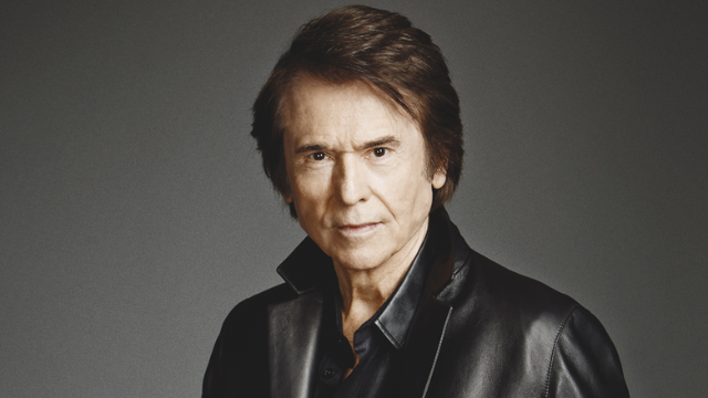 Raphael, el icónico cantante español conocido como el Divo de Linares, celebra más de seis décadas de una carrera