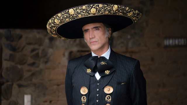 Alejandro Fernández ha causado sensación en las redes sociales al compartir unas fotografías en las que se parece a Vicente Fernández.