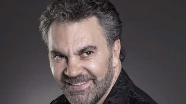 Manuel Mijares protagonizó un momento inesperado al olvidar la letra de la canción que interpretaba, autoría de Carín León