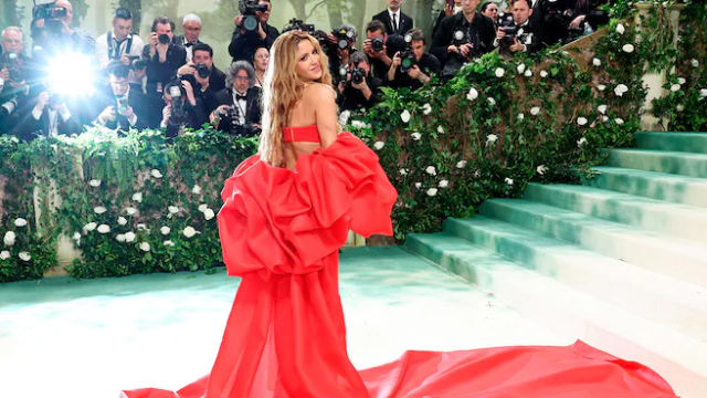 Shakira hizo su esperada entrada en el icónico evento por primera vez en su carrera, marcando un hito significativo en su trayectoria.