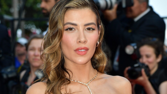 Michelle Salas, reconocida por su estilo clásico y elegante, demuestra su versatilidad al lucir un sofisticado traje de baño completo.