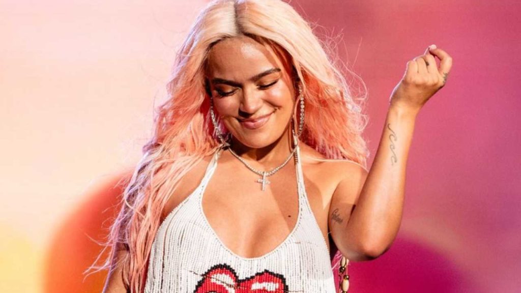 ¡Karol G enciende las redes al "robar" el celular de un fan en Alemania!