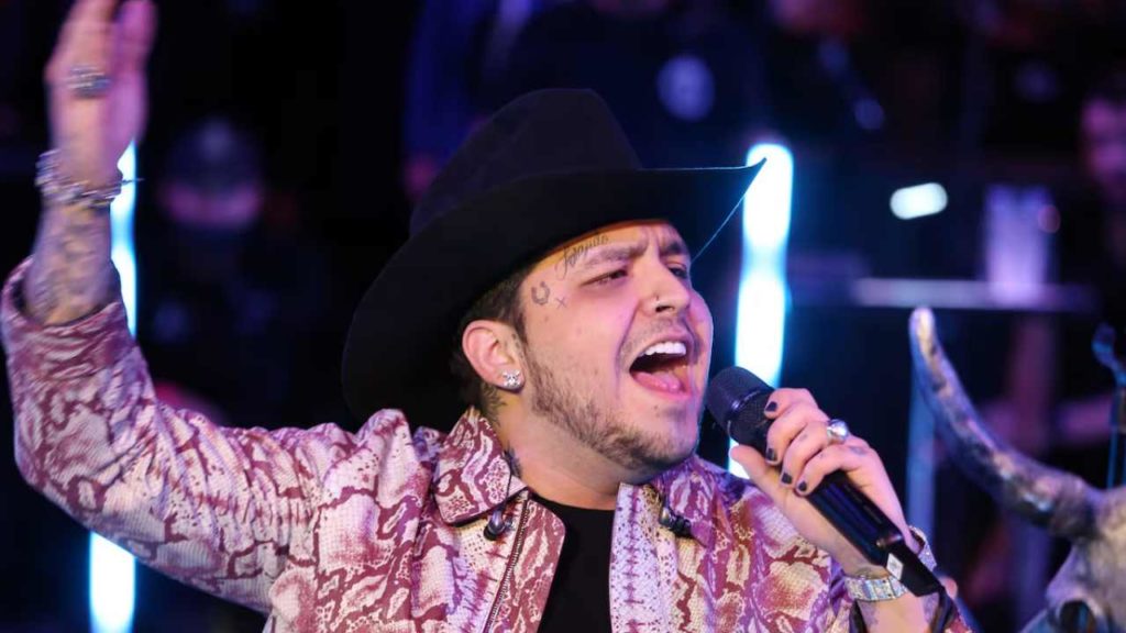 ¡Christian Nodal rompe en llanto en pleno concierto! ¿Por Cazzu o por Belinda?