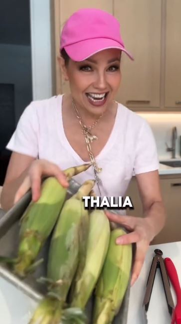 Thalía desata polémica al preparar elotes con mayonesa, queso y ¿cilantro?