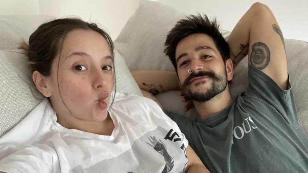 Camilo desata controversia con su nuevo collar de leche materna