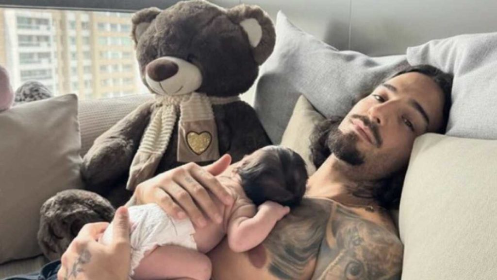 Maluma enciende las redes al buscar niñera para su hija Paris.