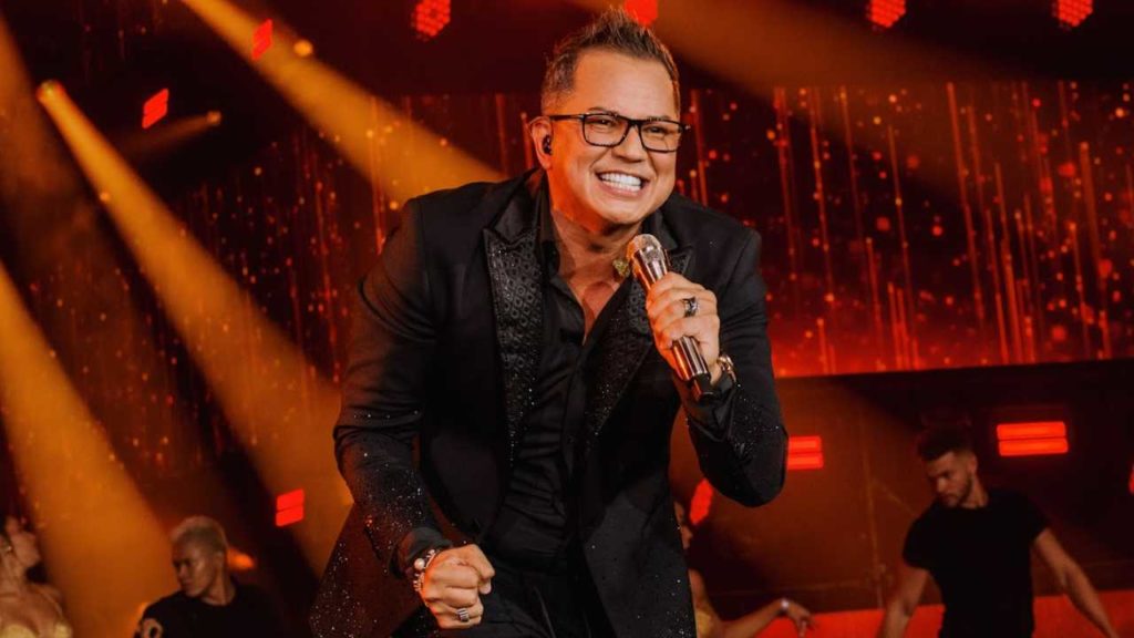 ¡Charlie Zaa recibe el Premio Trayectoria en los Premios HEAT 2024!