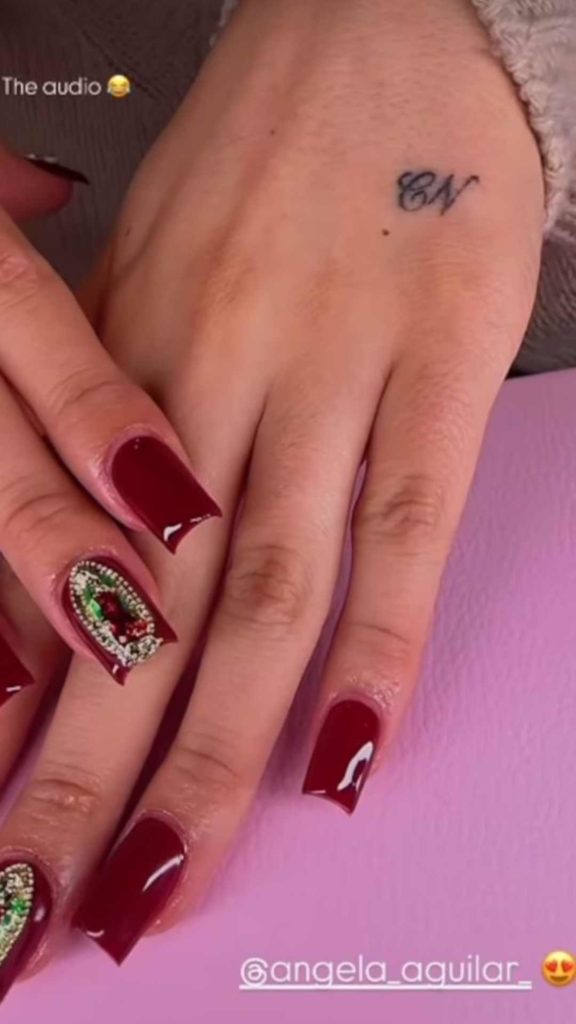 Ángela Aguilar se viraliza por el diseño religioso de sus uñas.