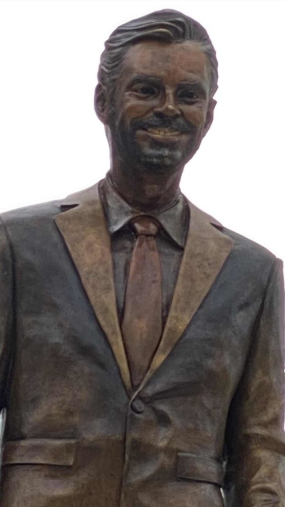 Eugenio Derbez visita su estatua en Acapulco y hace un llamado a apoyar al puerto
