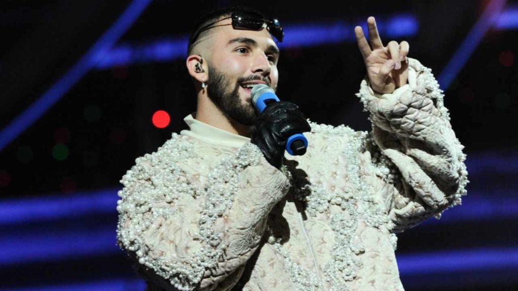 ¡Manuel Turizo se convierte en cupido durante uno de sus conciertos!