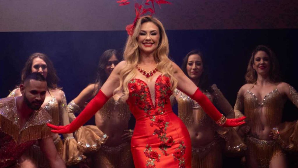¡Aracely Arámbula brilla en el estreno de "Perfume de Gardenia"!
