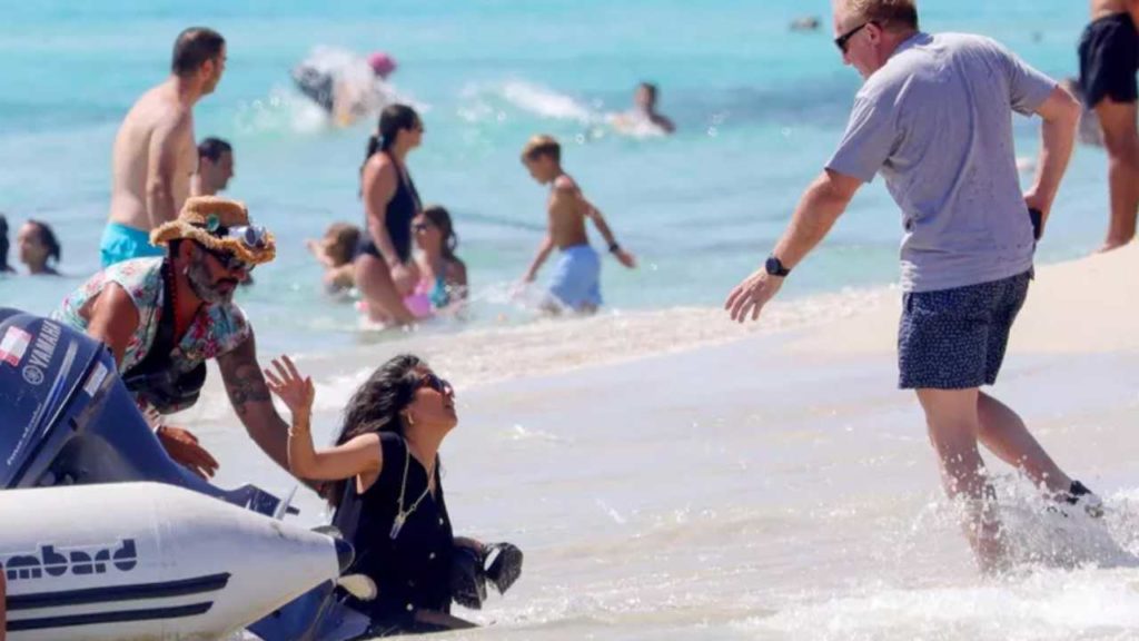 ¡Salma Hayek sufre aparatoso susto en Ibiza y su esposo se convierte en héroe!