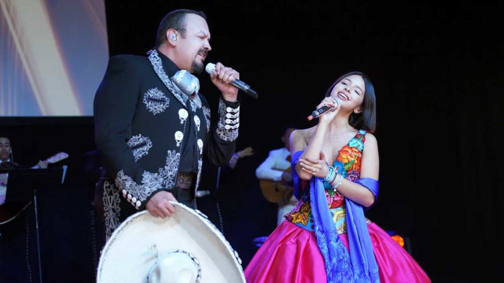 ¡Pepe Aguilar revela los extravagantes gustos de Ángela Aguilar en el camerino! ¿50 vestidos?