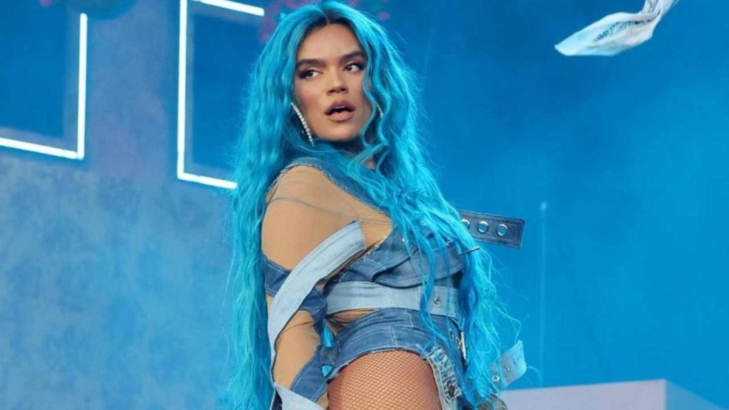 ¡Karol G sorprende a sus fans con radical cambio de look!