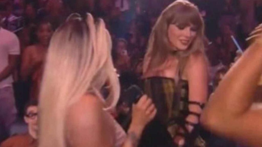 ¡Karol G pone a bailar a Taylor Swift en los VMAs!