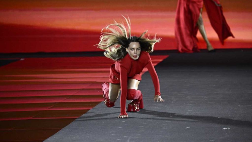 ¡Belinda sufre caída en plena pasarela y su reacción se viralizó!