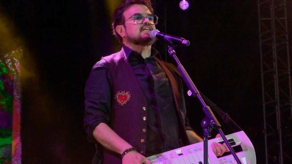 ¡Escándalo! Aleks Syntek pierde conciertos por criticar a Karol G.