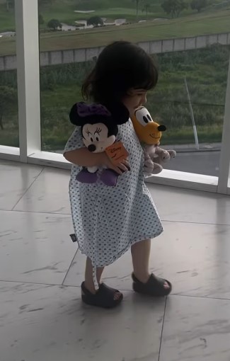 Alex Fernández rompe el silencio sobre la cirugía de emergencia de su hija