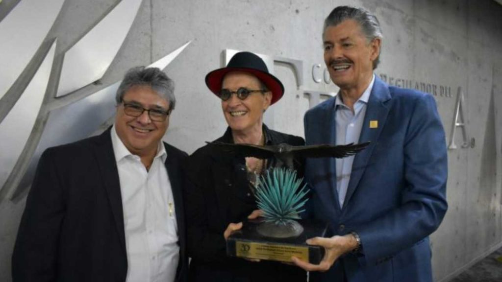 Emmanuel recibe homenaje del Consejo Regulador del Tequila por elevar la cultura mexicana al mundo