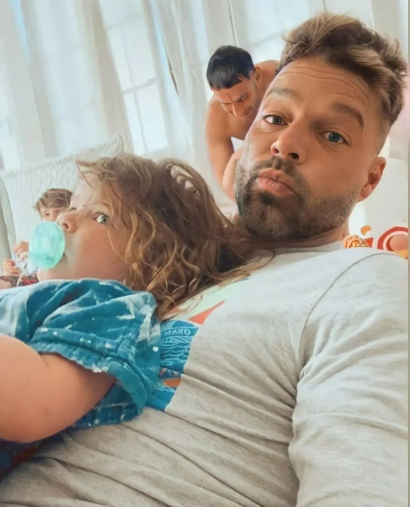 Ricky Martin interrumpe video por dulce petición de su hija Lucía