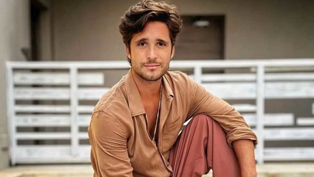 ¡Diego Boneta desata locura en bar capitalino con imitación sorpresa de Juan Gabriel!