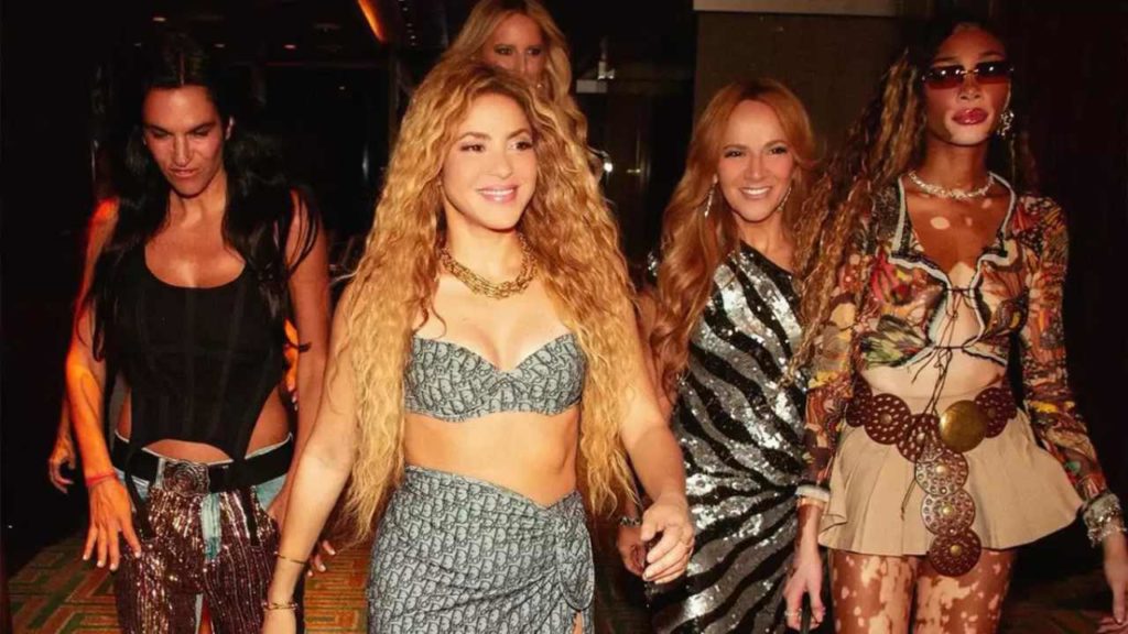 ¡Shakira hace historia de nuevo! 'Soltera' alcanza el puesto #1 y empata récord de Enrique Iglesias.