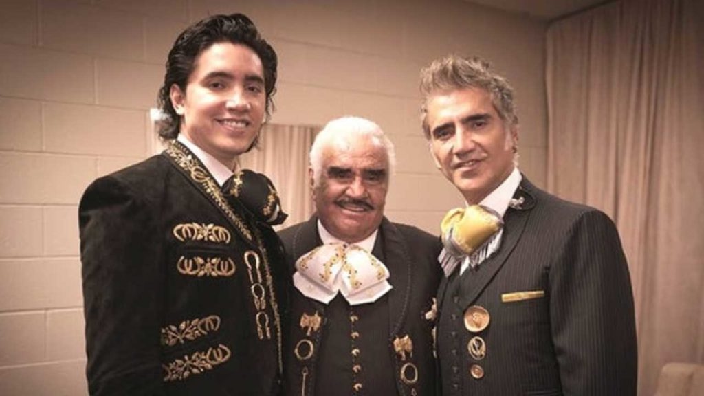 Alex Fernández conmueve al dedicar emotivo mensaje a su padre y abuelo en la gira ‘De Rey a Rey’